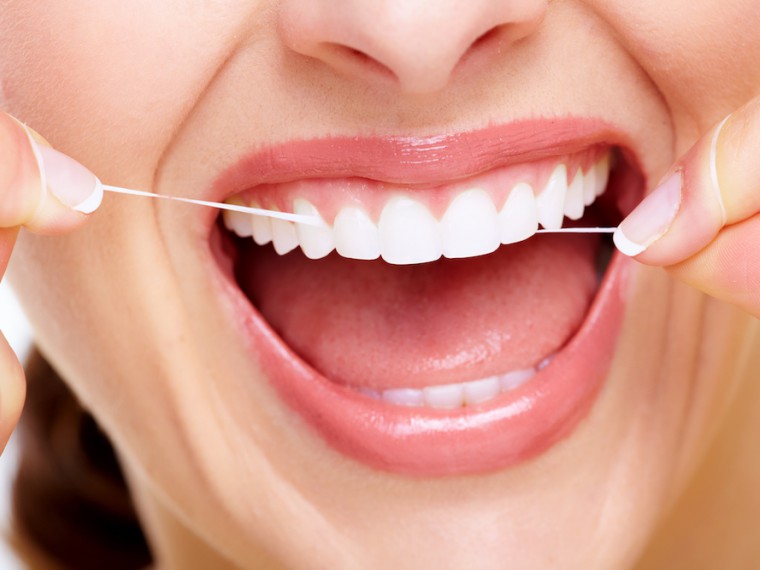 Schöne-Frau-Lachen-Zahnseide-Zahnpflege